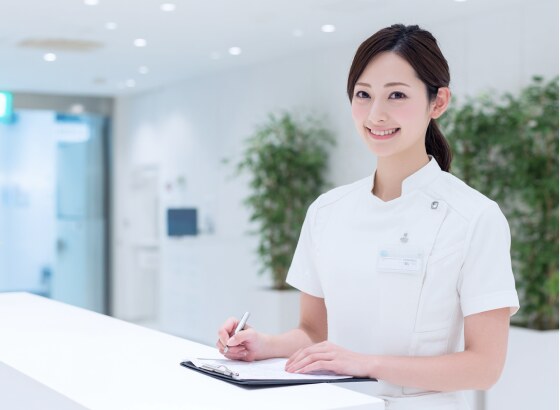 受付で患者さんを迎えるスタッフ