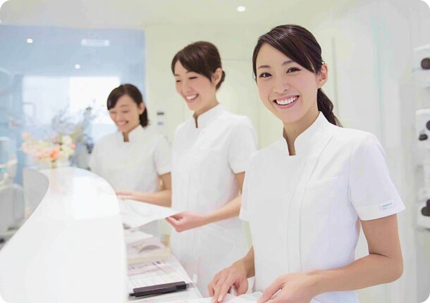 笑顔で働くスタッフ