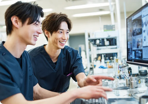 教育支援を受けながら働くスタッフ