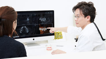 モニターで検査結果を説明する様子
